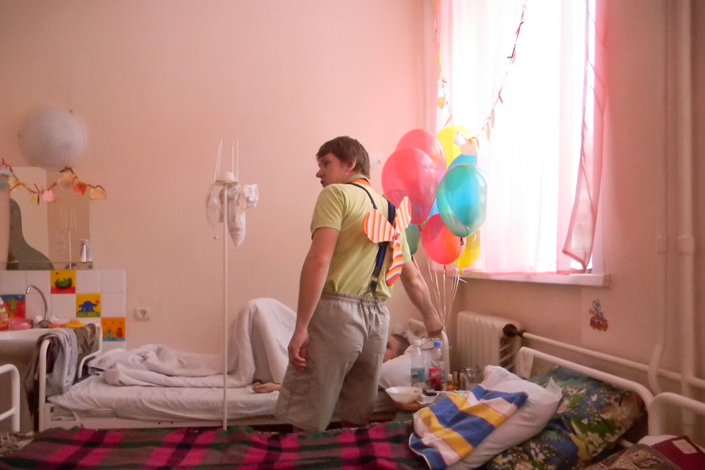 Волонтеры фонда «Добрый мир» в детской онкологической палате, 2012 год.jpg
