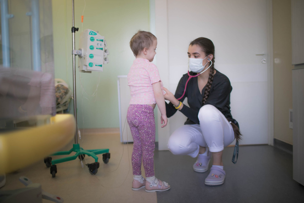 Ирина Безъязычная с пациенткой. Фото: Ольга Стриженкова.jpg