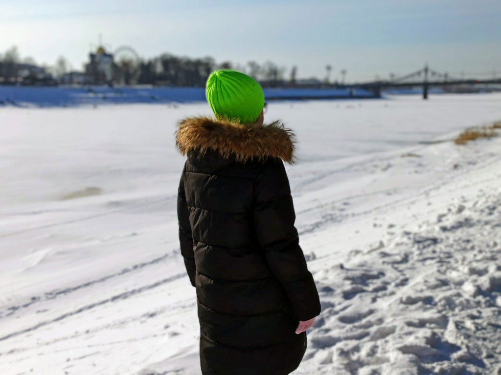 Настя в Твери на берегу Волги.jpg