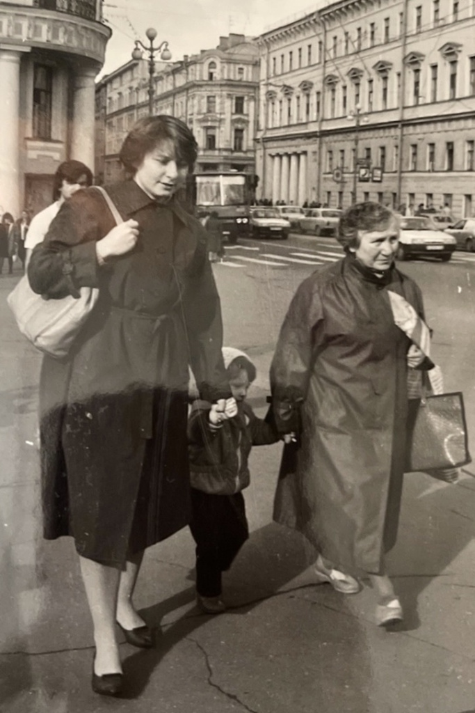 Дария с дочкой и тетей.jpg