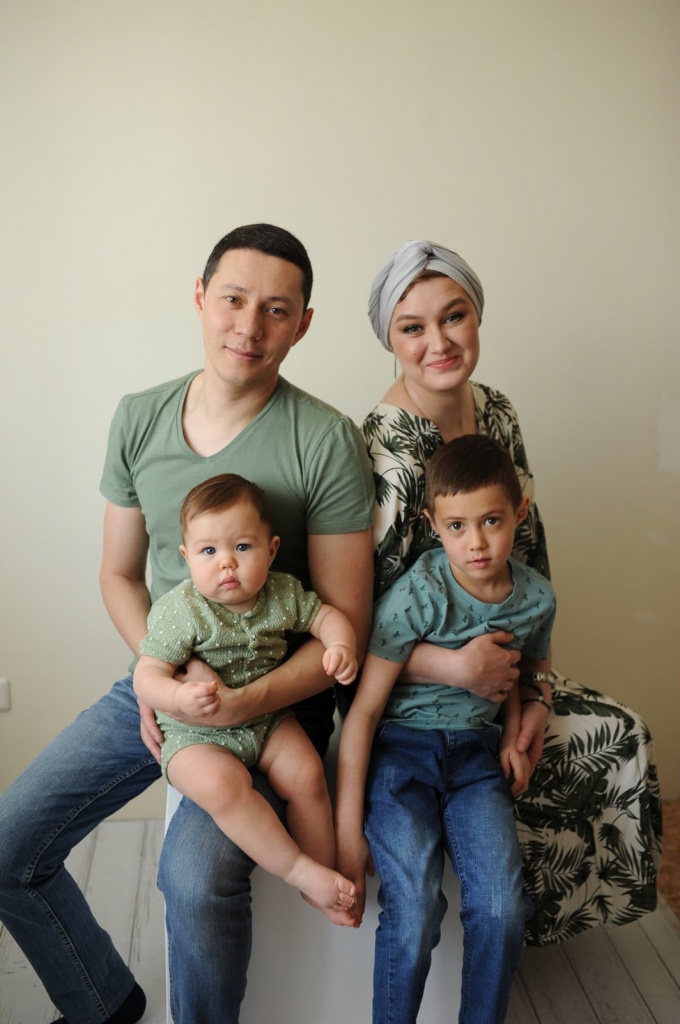 Екатерина с семьей.jpg Екатерина с семьей.jpg