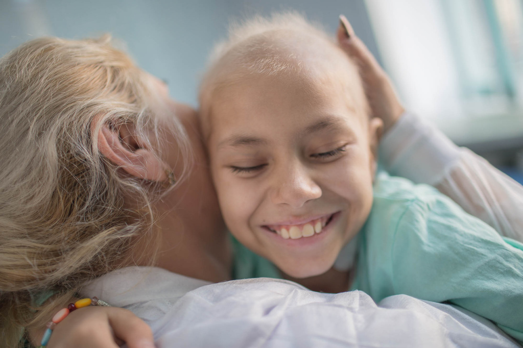 Илона, подопечная фонда «свет.дети», с мамой Кристиной. Фото: Ольга Стриженкова.jpg