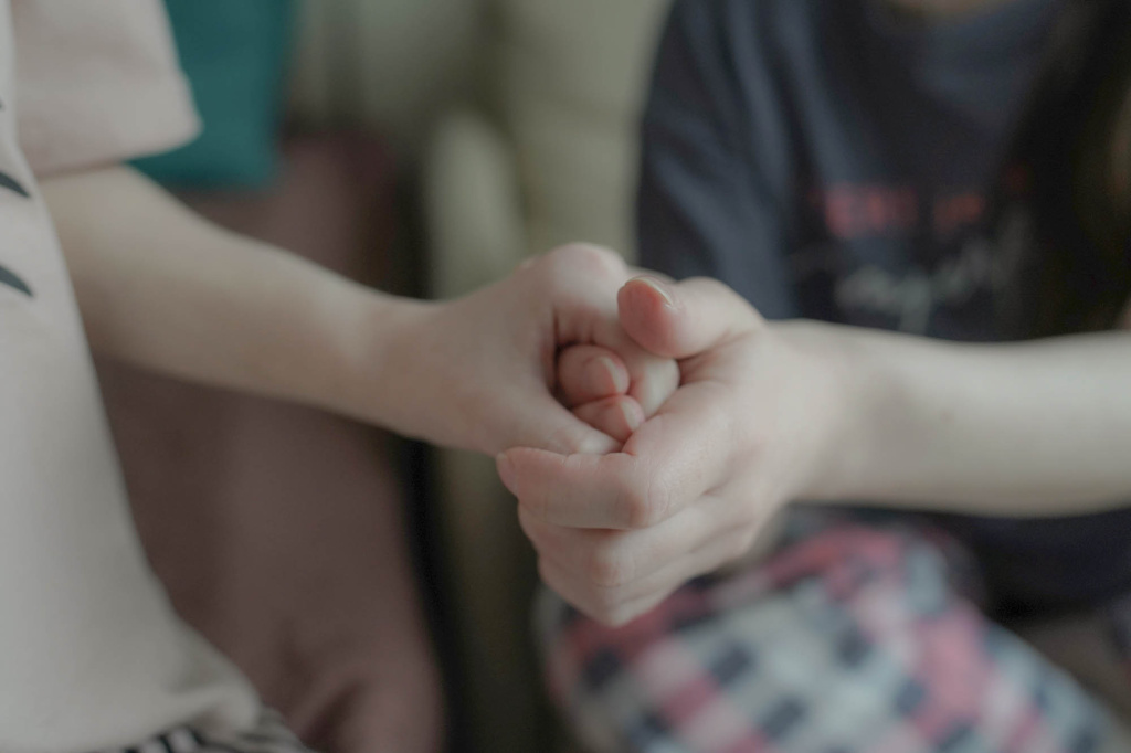 Настя, подопечная фонда «свет.дети», с мамой Оксаной. Фото: Екатерина Федорова.jpg