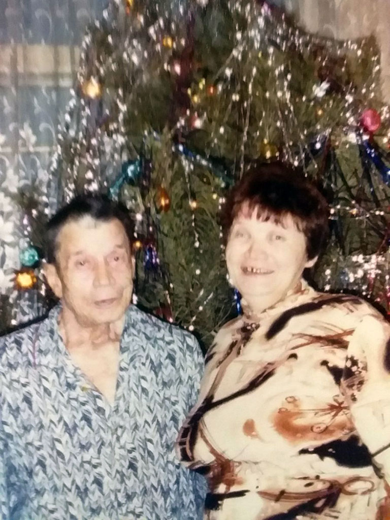 Любовь Михайловна с отцом.jpg