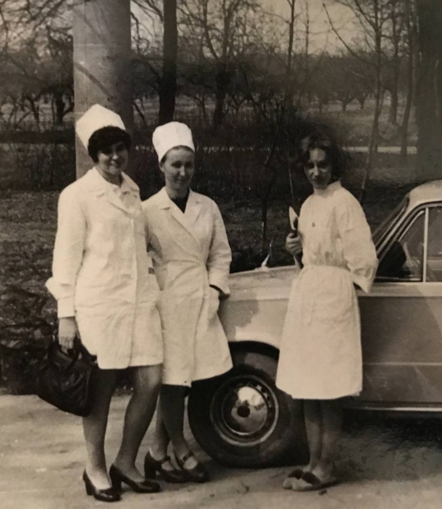 Мама Ольги (справа) в интернатуре.jpg