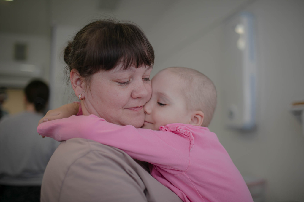 Настя, подопечная фонда «свет.дети», с мамой Еленой. Фото: Ольга Стриженкова.jpg