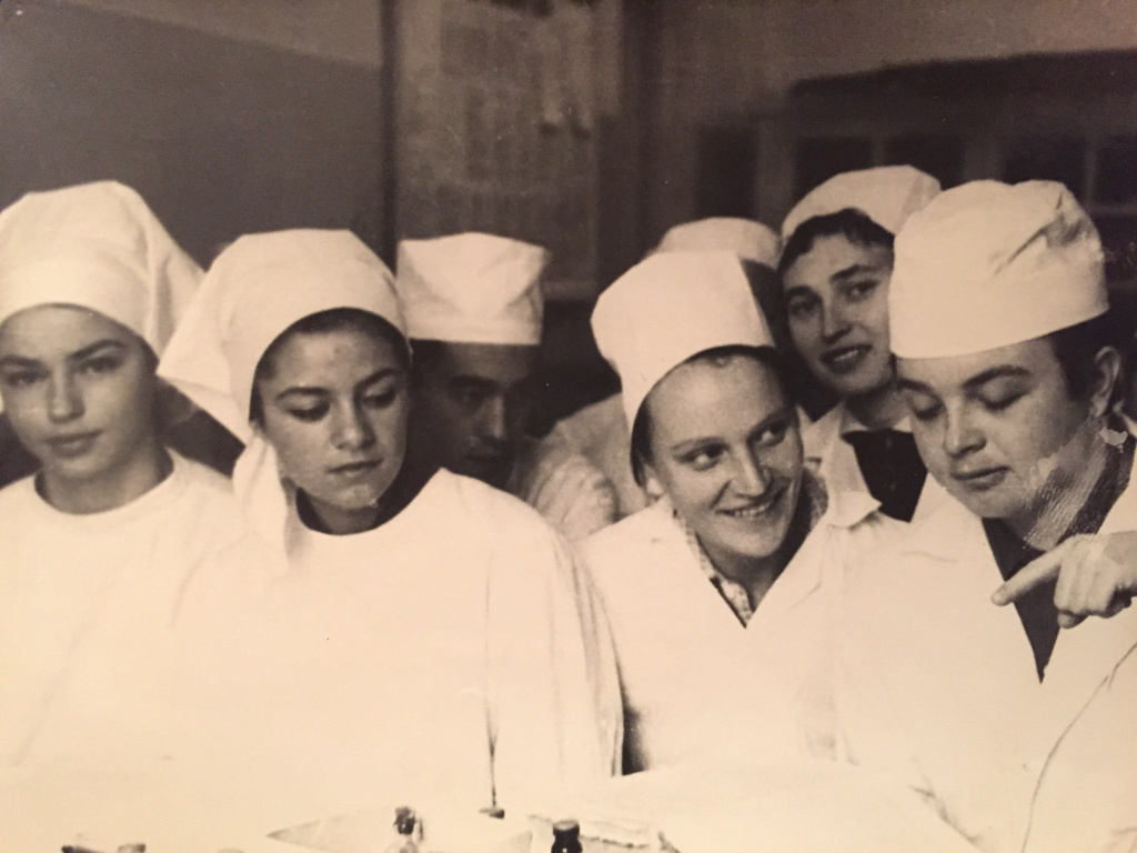 Бабушка в медицинском вузе (вторая слева).JPG